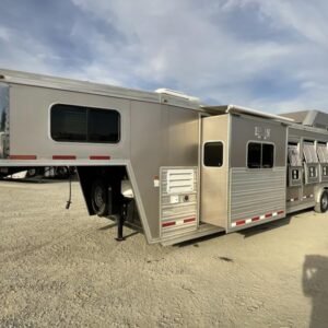 2014 Logan Coach RAZ4GNHDLQ 40' 4 horse Razor GN Horse Trailer**WITH WALK IN CLOSET