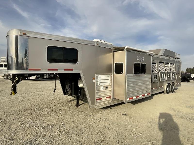 2014 Logan Coach RAZ4GNHDLQ 40' 4 horse Razor GN Horse Trailer**WITH WALK IN CLOSET