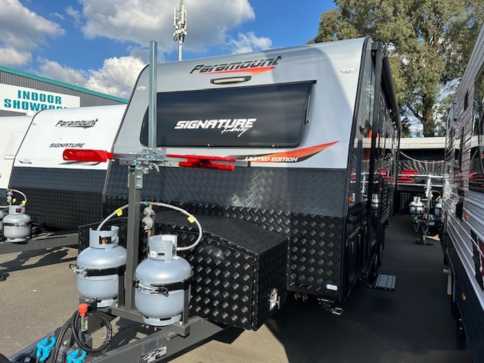 2023 Paramount Signature 20’6 Family 4 Berth with Toilet and Shower