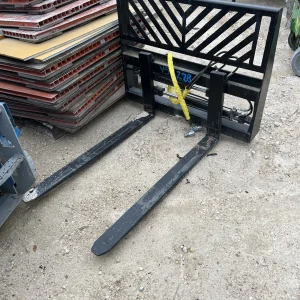 Skid Steer Forks Hydraulic Adjustable universal Cat Bobcat John Deere Gehl