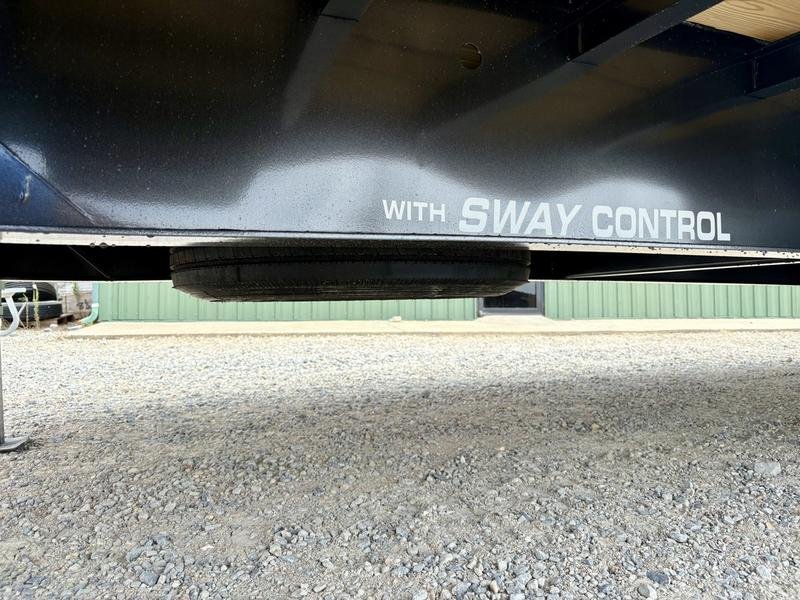 2026 Diamond C FMAX210 2.0 32' x 102" Engineered Beam 25k W/ Hydraulic Dovetail - Image 12