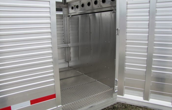 2023 EBY Maverick 20′ Aluminum Livestock Trailer - Image 3