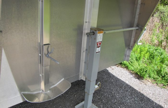 2023 EBY Maverick 20′ Aluminum Gooseneck Livestock Trailer - Image 9