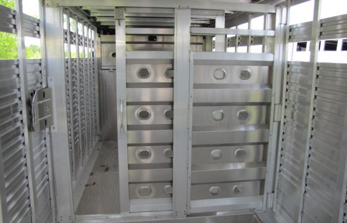 2023 EBY Maverick 20′ Aluminum Gooseneck Livestock Trailer - Image 13